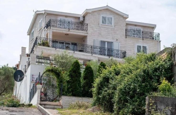 Villa Mare Apartments Тиват Экстерьер фото