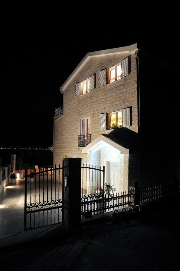 Villa Mare Apartments Тиват Экстерьер фото